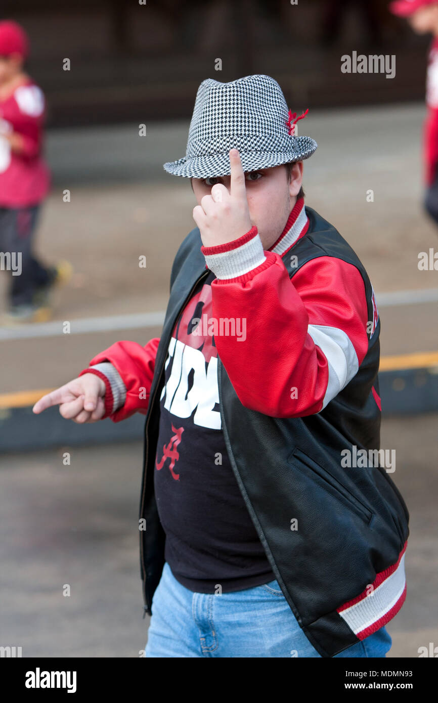 Un fiducioso University of Alabama ventola fa il numero uno gesto come egli cammina verso il SEC partita di campionato il 6 dicembre 2014 in Atlanta, GA. Foto Stock