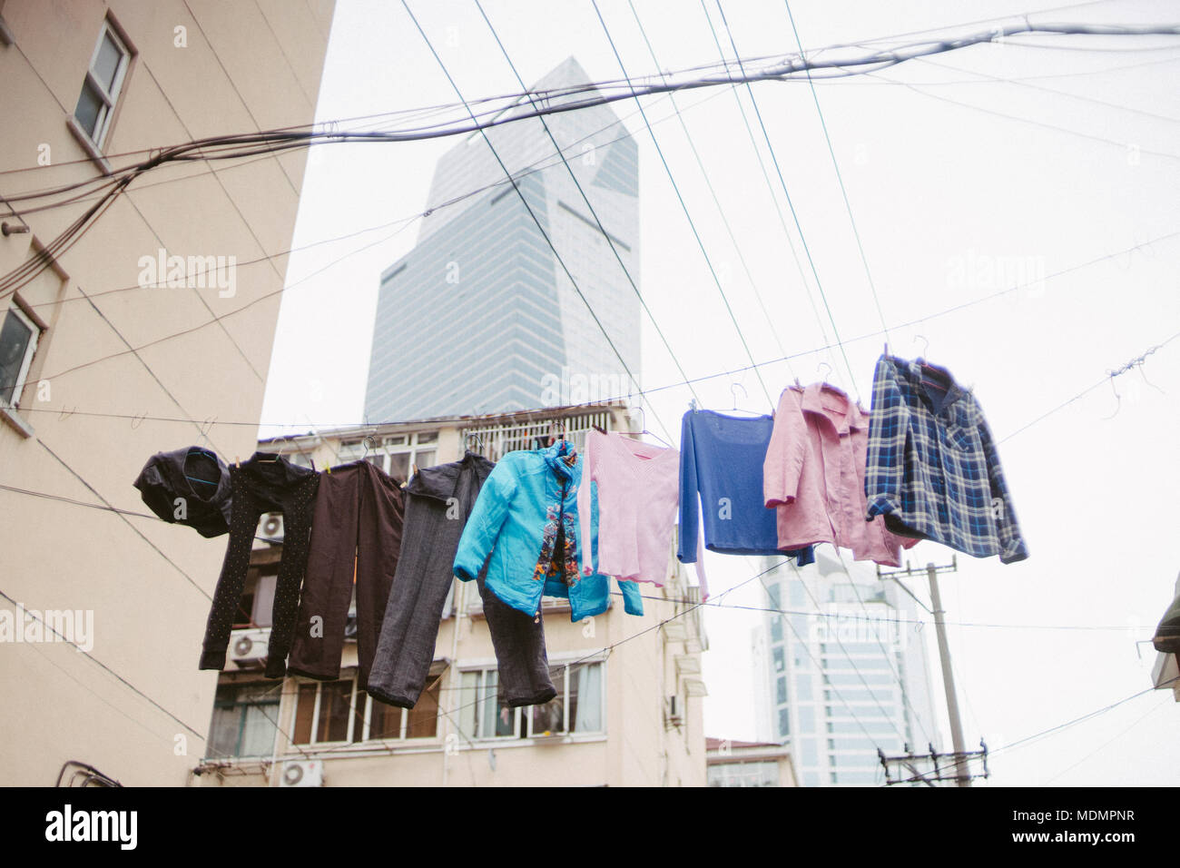 I vestiti sono appesi all'aperto a Shanghai in Cina. Foto Stock