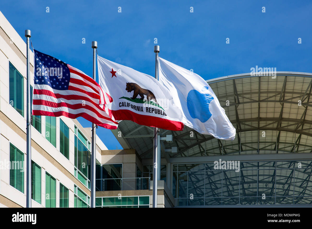 Apple Infinite Loop, Cupertino, California, Stati Uniti d'America - 30 Gennaio 2017: Apple bandiera di fronte al quartier generale di Apple Foto Stock