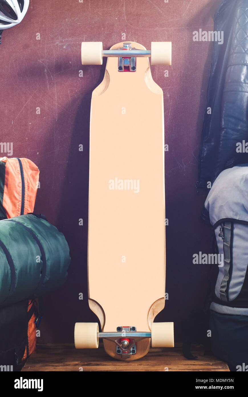 Skateboard mockup, longboard vuoto su sfondo grunge, Foto Stock