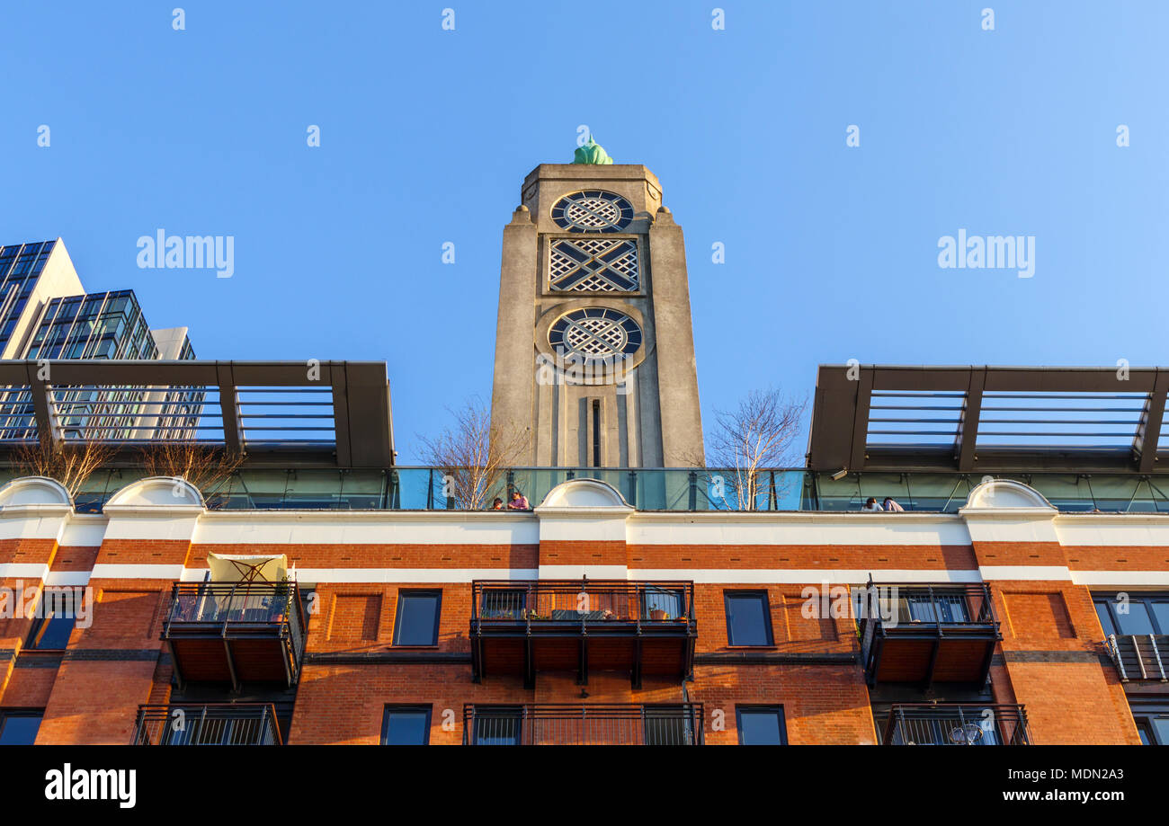 L'iconico art-deco OXO tower, south bank, Southwark, Londra SE1 in una giornata di sole con cielo blu Foto Stock