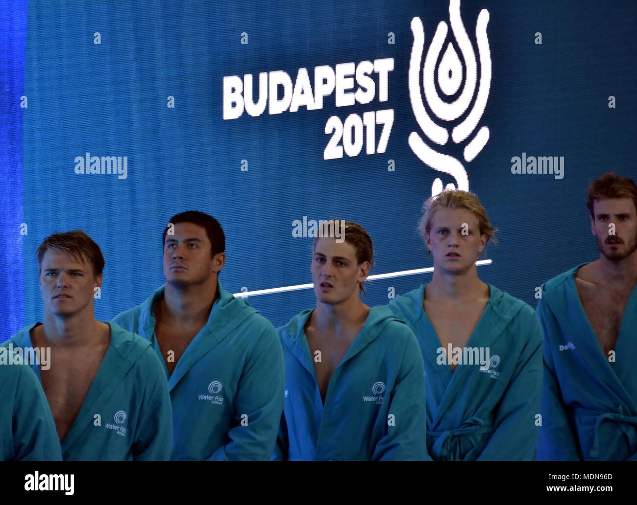 Budapest, Ungheria - Luglio 17, 2017. Australia waterpolo team ascoltando l'inno. FINA di pallanuoto Campionato Mondiale si è tenuta nel Alfred Hajos nuoto C Foto Stock