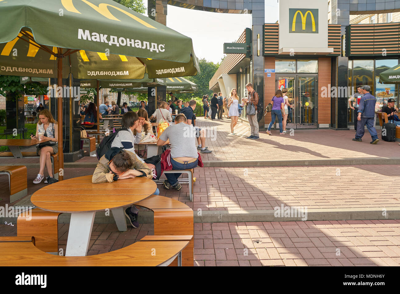 SAINT PETERSBURG, Russia - circa agosto, 2017: ristorante McDonald's a San Pietroburgo. McDonald è un americano di hamburger e un ristorante fast food Foto Stock