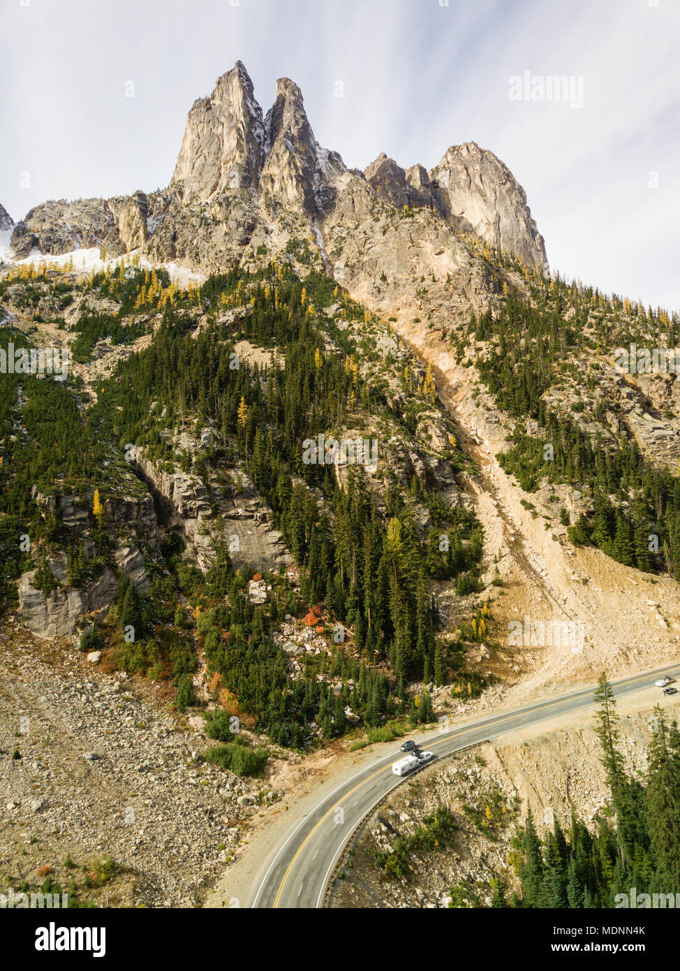 Vista aerea di inizio gli inverni di guglie e Highway 20 nel North Cascades dello Stato di Washington. Foto Stock