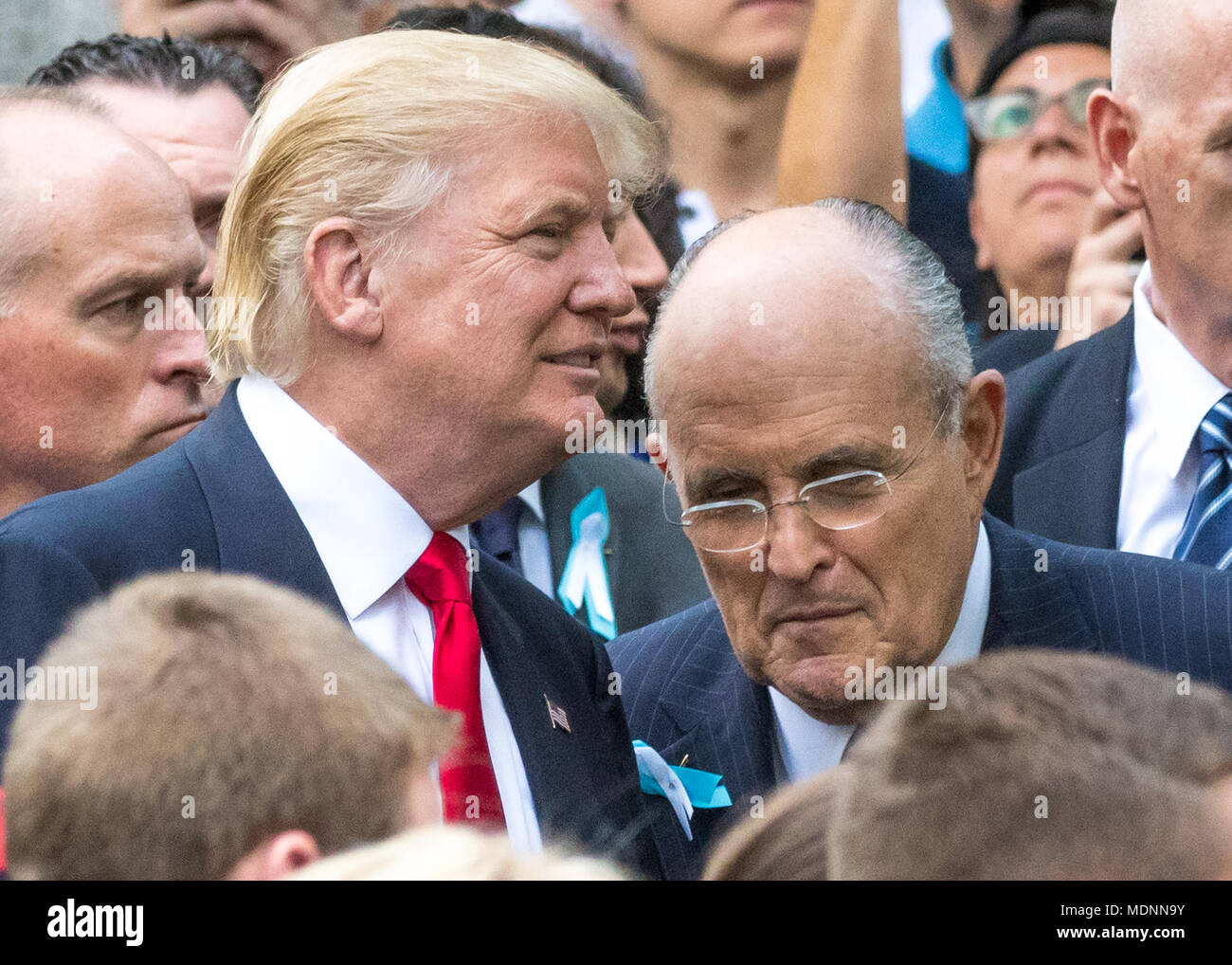 New York, Stati Uniti d'America, 11 settembre 2016. Il presidente statunitense Donald Trump parla di ex sindaco di New York Rudolph Giuliani in questo file di foto dal 9/11/2016 al 11 settembre Memorial nella città di New York. Giuliani si uniranno Trump's team legale in uno sforzo per risolvere il consulente speciale la Russia inchiesta, era stato annunciato il 19 aprile 2018. Foto di Enrique Shore​ / Alamy Stock Photo Foto Stock