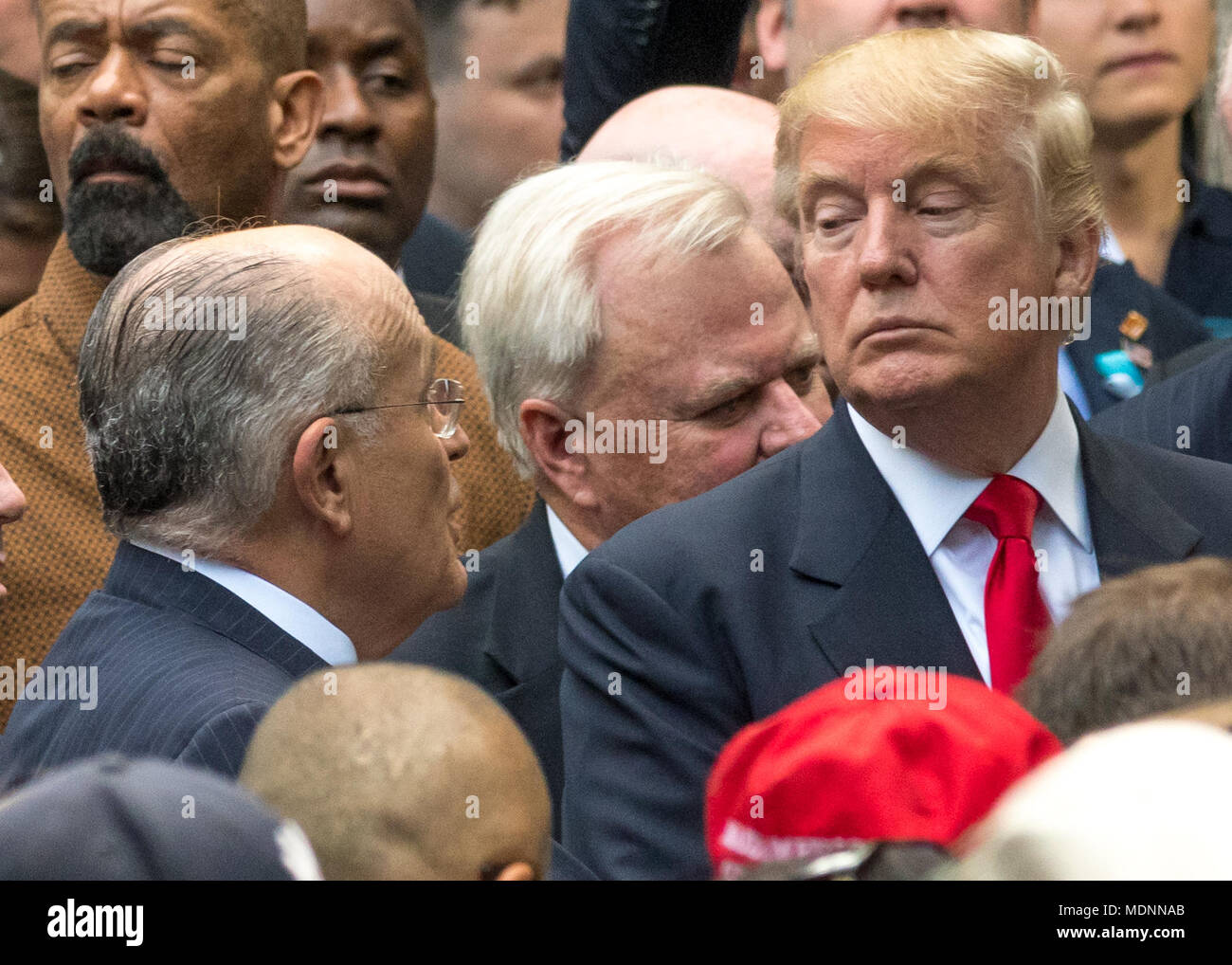 New York, Stati Uniti d'America, 11 settembre 2016. Il presidente statunitense Donald Trump ascolta l ex sindaco di New York Rudolph Giuliani in questo file di foto dal 9/11/2016 al 11 settembre Memorial nella città di New York. Giuliani si uniranno Trump's team legale in uno sforzo per risolvere il consulente speciale la Russia inchiesta, era stato annunciato il 19 aprile 2018. Foto di Enrique Shore​ / Alamy Stock Photo Foto Stock