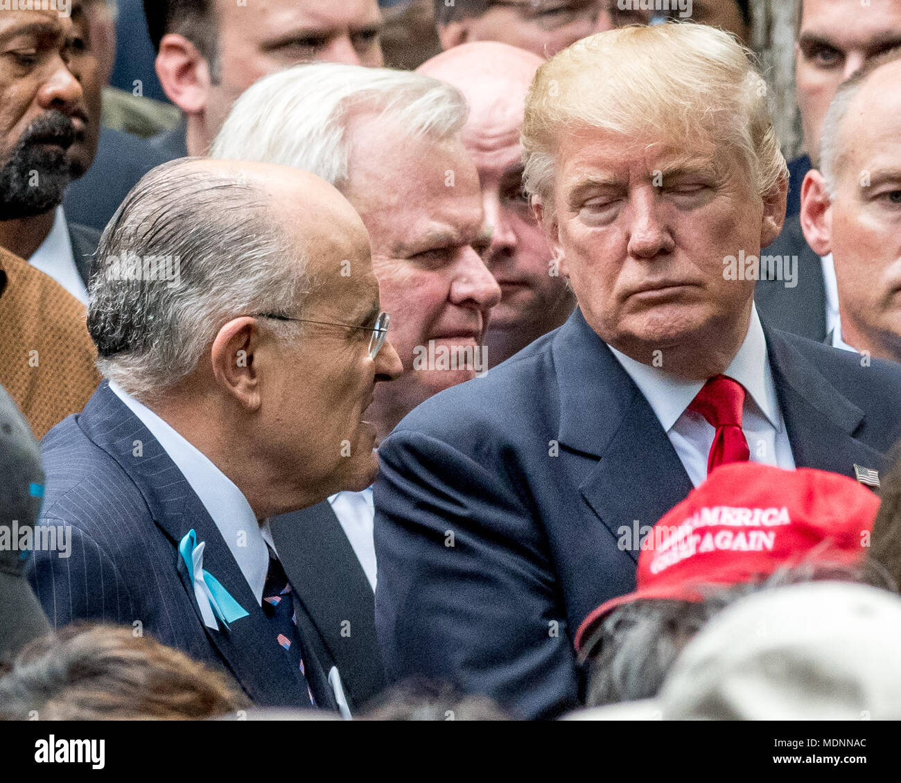 New York, Stati Uniti d'America, 11 settembre 2016. Il presidente statunitense Donald Trump ascolta l ex sindaco di New York Rudolph Giuliani in questo file di foto dal 9/11/2016 al 11 settembre Memorial nella città di New York. Giuliani si uniranno Trump's team legale in uno sforzo per risolvere il consulente speciale la Russia inchiesta, era stato annunciato il 19 aprile 2018. Foto di Enrique Shore​ / Alamy Stock Photo Foto Stock