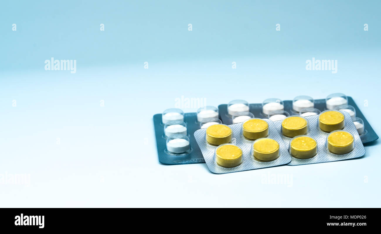 Antielmintico compresse pillole in blister su sfondo bianco con copia spazio. Industria farmaceutica concetto. Set di antielmintico compresse pillole : Foto Stock