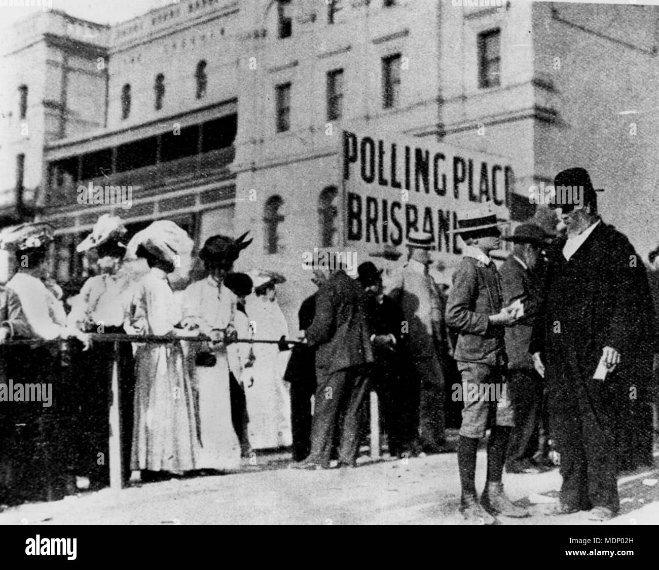 Donne votanti al di fuori di un luogo di polling a Brisbane, Queensland, 25 Foto Stock