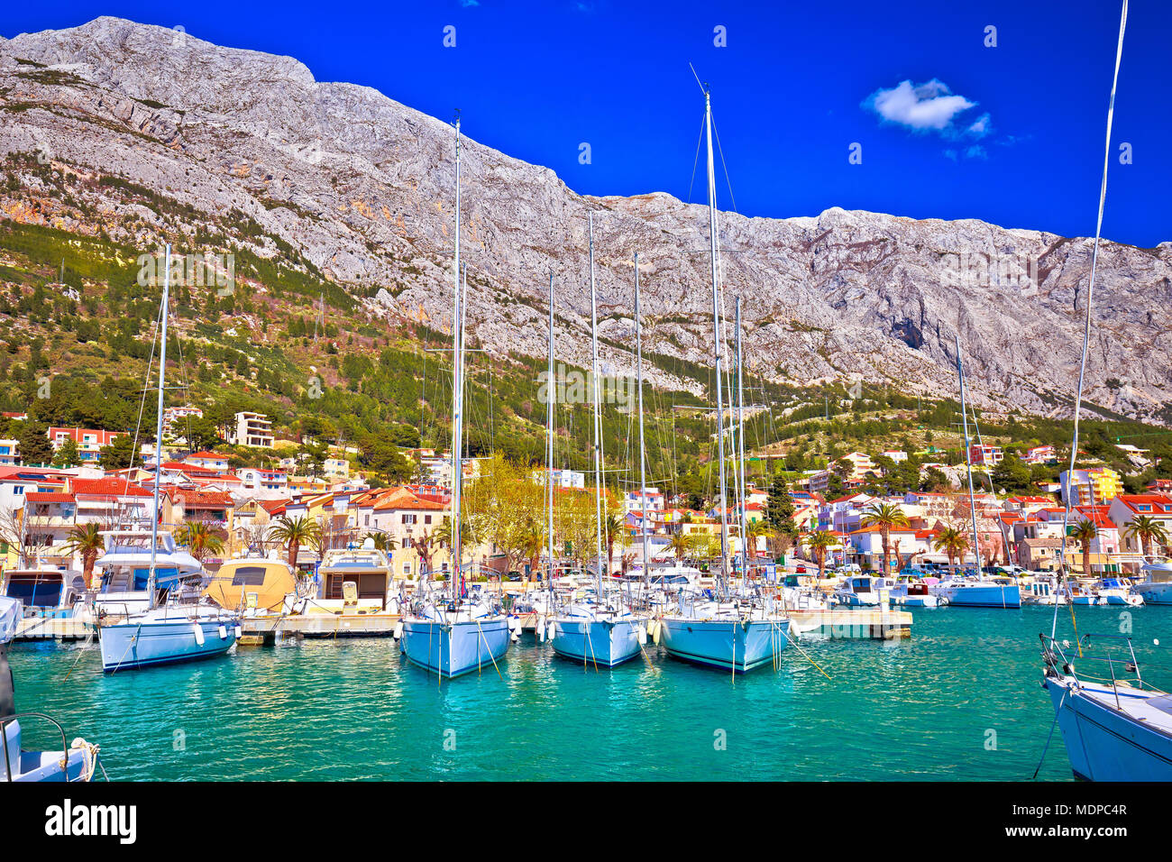 Baska Voda waterfront vela destinazione nella riviera di Makarska, Dalmazia regione della Croazia Foto Stock