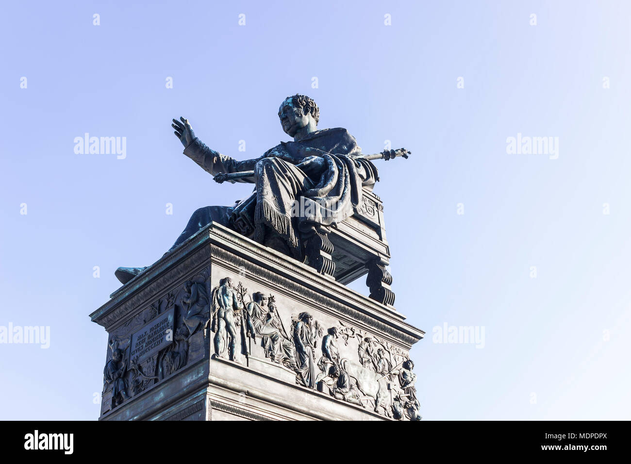 Statua di re Massimiliano I con cielo blu sullo sfondo Foto Stock