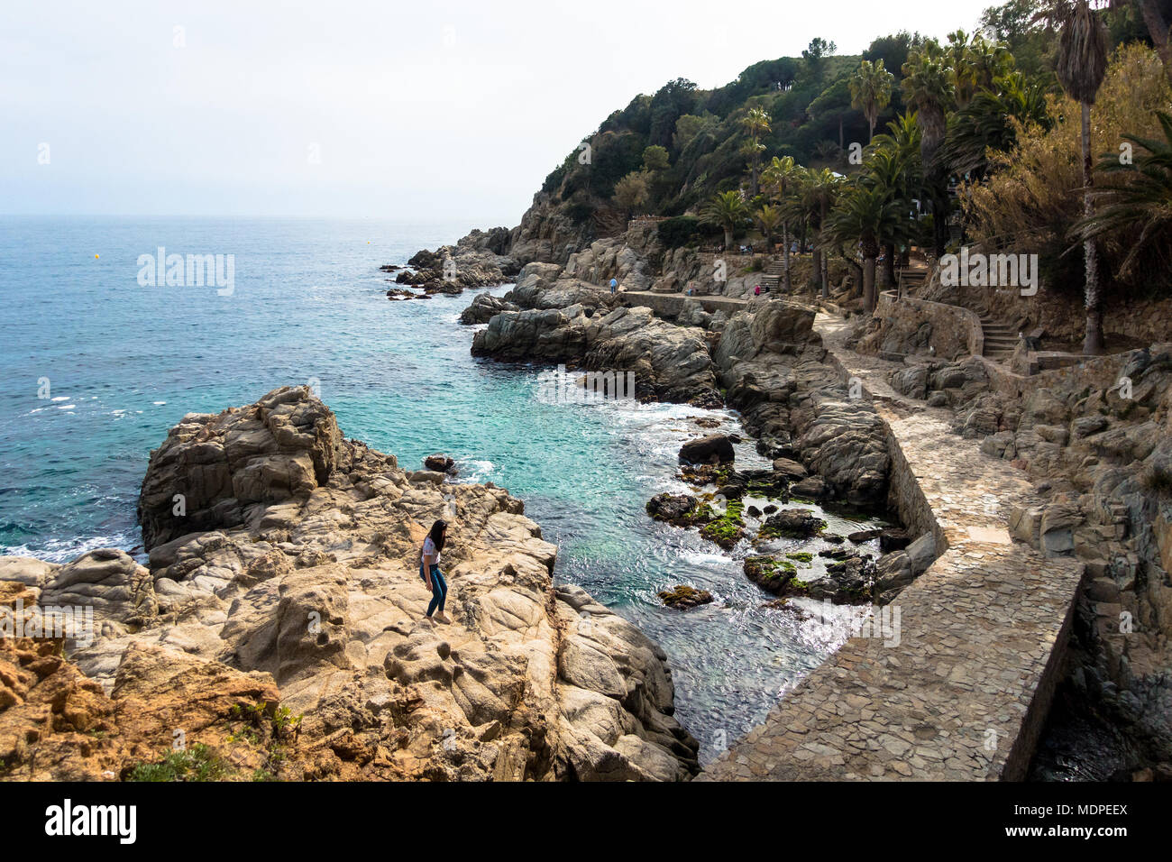 Una parte rocciosa della costa a Lloret de Mar in Costa Brava regione della Spagna. Foto Stock