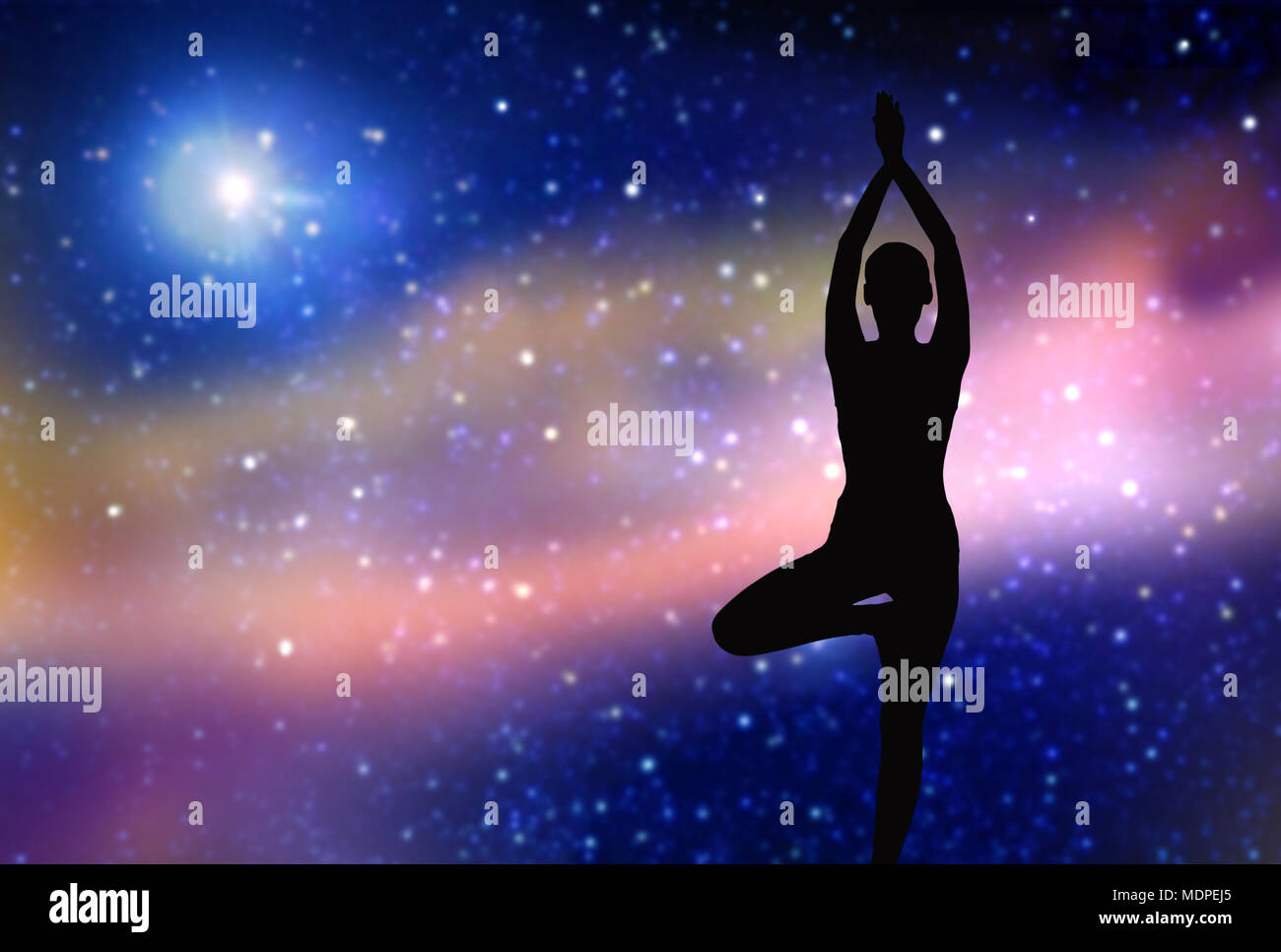 Silhouette di donna fare yoga nello spazio Foto Stock