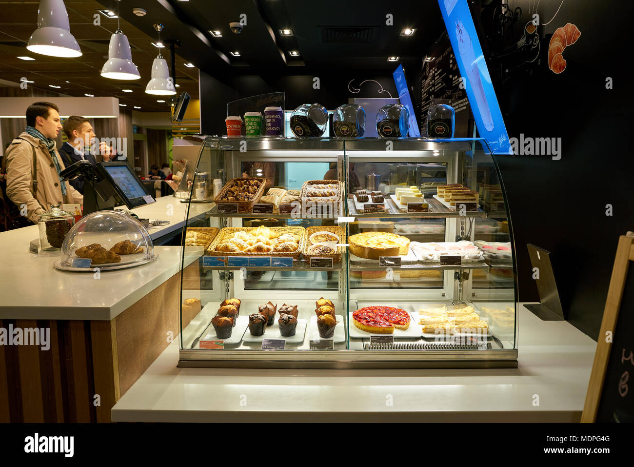 SAINT PETERSBURG, Russia - circa ottobre, 2017: un McCafe a San Pietroburgo. McCafe è un caffè-stile di casa di cibo e bevande, catena di proprietà di McDonal Foto Stock