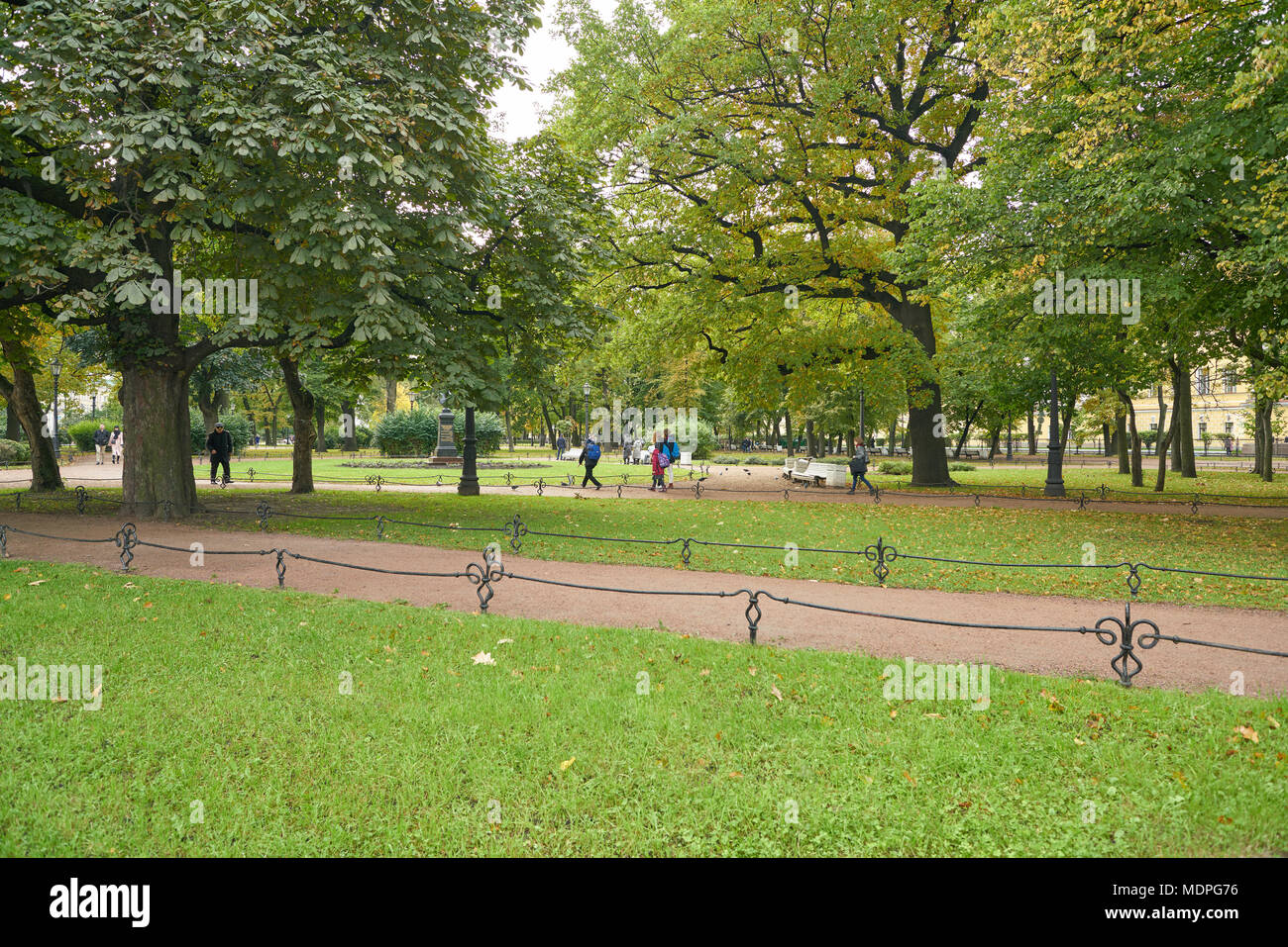 San Pietroburgo - circa ottobre, 2017: Parco di San Pietroburgo di giorno. Foto Stock