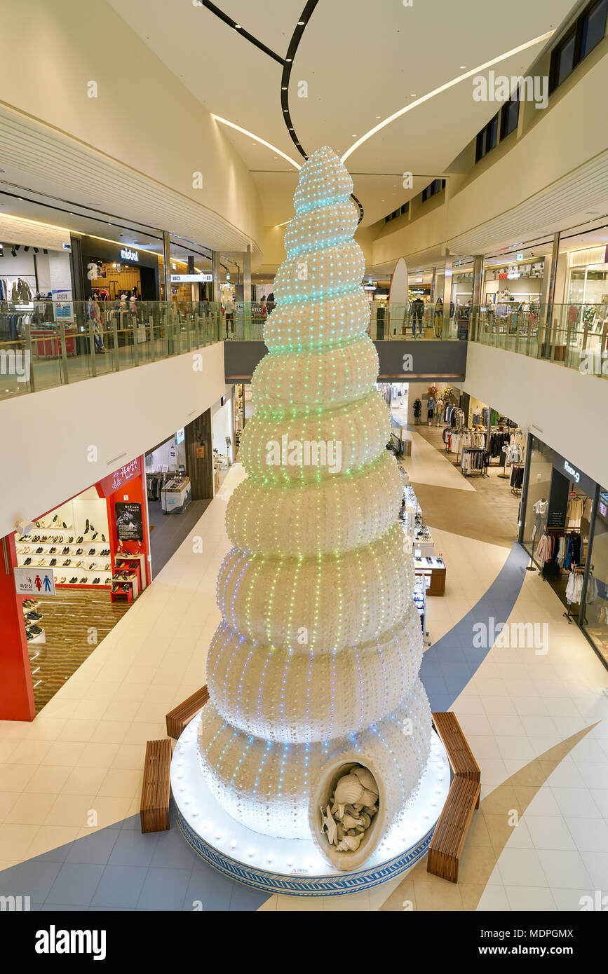 BUSAN, COREA DEL SUD - 25 Maggio 2017: all'interno di Lotte Mall in Busan. Foto Stock