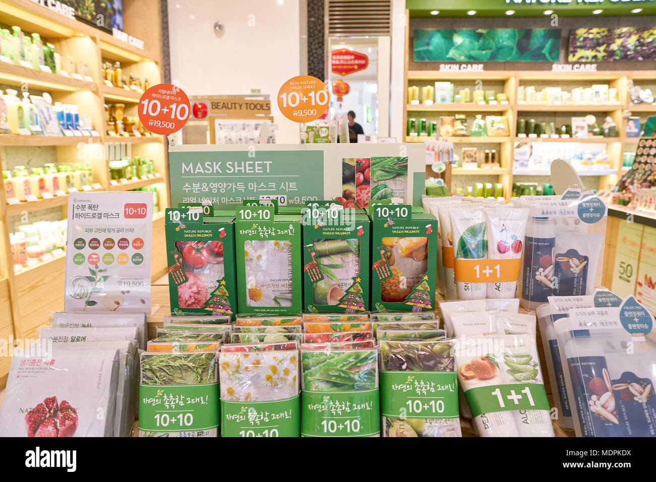BUSAN, COREA DEL SUD - 28 Maggio 2017: prodotti cosmetici sedersi sul display per la vendita alla Repubblica natura shop a Lotte Department Store di Busan. Foto Stock