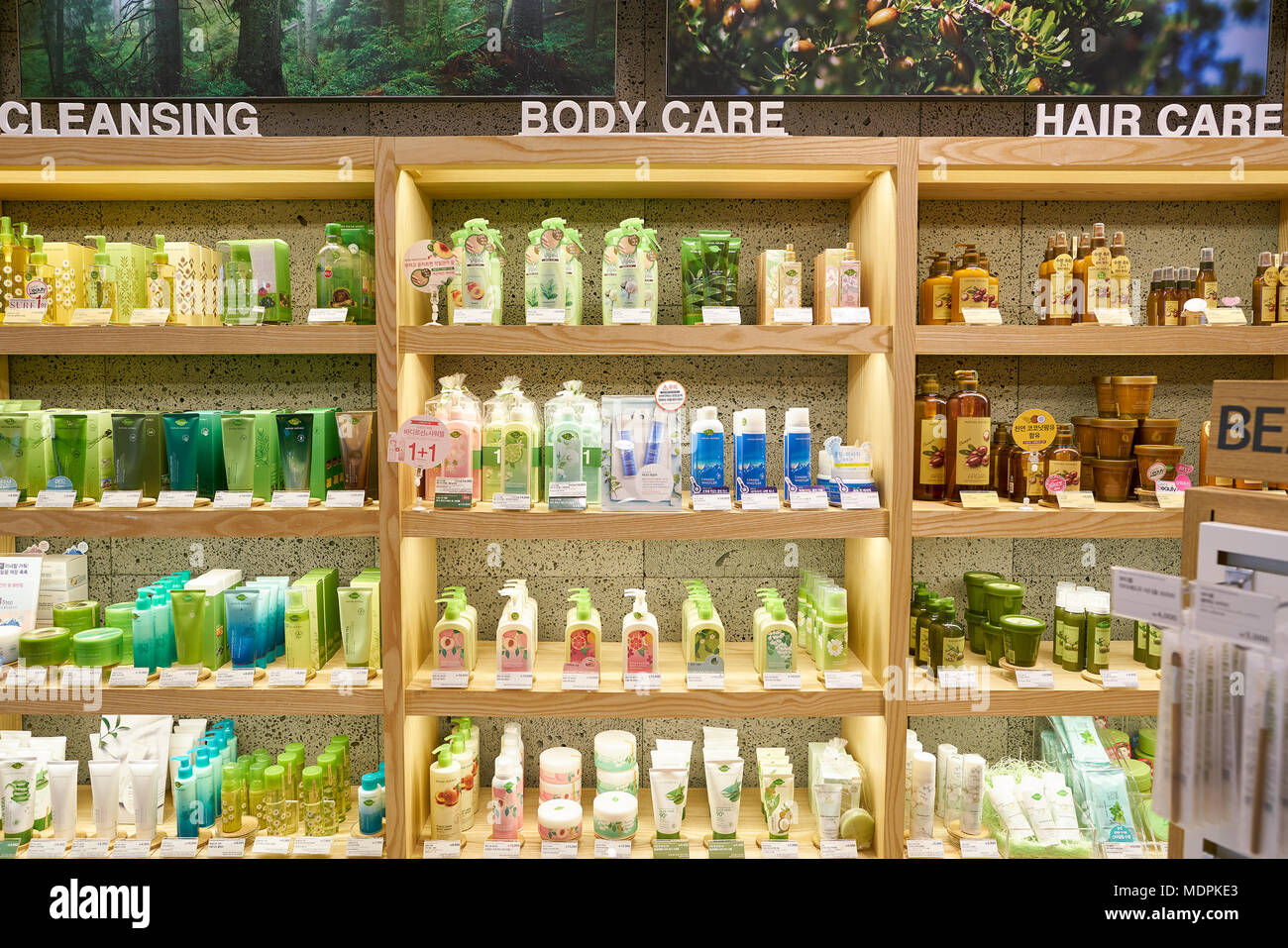 BUSAN, COREA DEL SUD - 28 Maggio 2017: prodotti cosmetici sedersi sul display per la vendita alla Repubblica natura shop a Lotte Department Store di Busan. Foto Stock