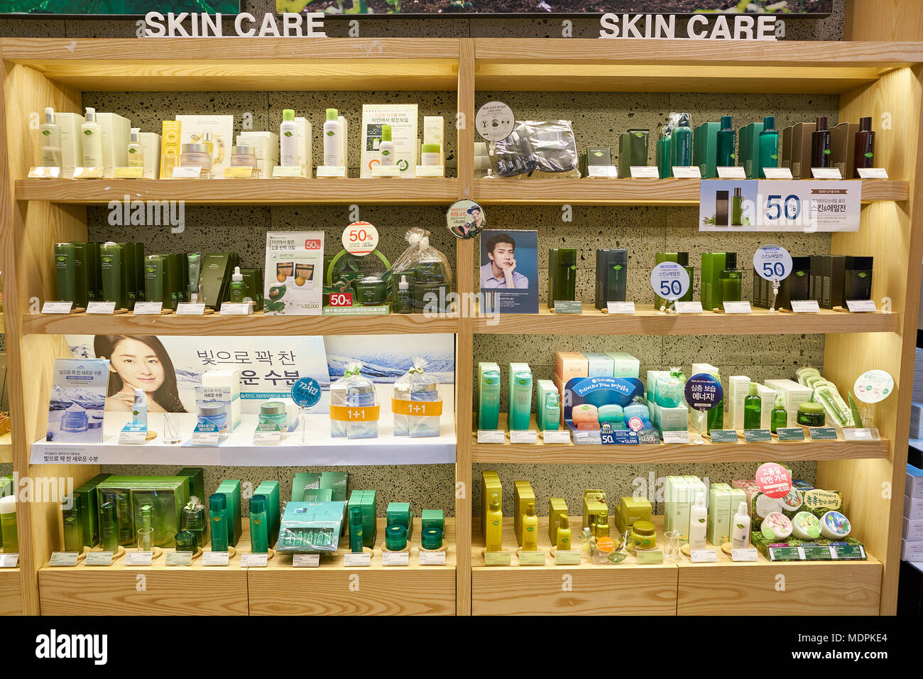 BUSAN, COREA DEL SUD - 28 Maggio 2017: prodotti cosmetici sedersi sul display per la vendita alla Repubblica natura shop a Lotte Department Store di Busan. Foto Stock
