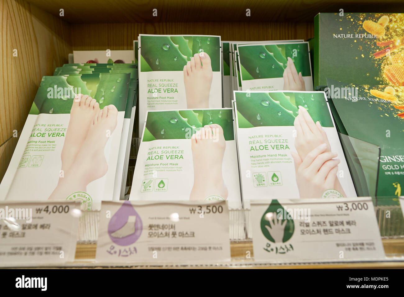 BUSAN, COREA DEL SUD - 28 Maggio 2017: prodotti cosmetici sedersi sul display per la vendita alla Repubblica natura shop a Lotte Department Store di Busan. Foto Stock