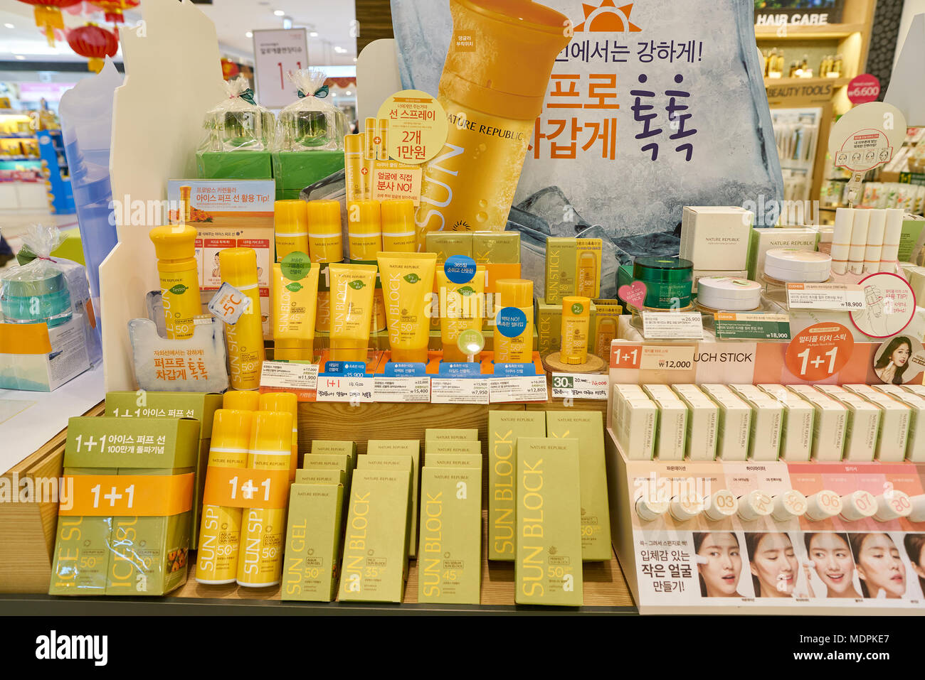 BUSAN, COREA DEL SUD - 28 Maggio 2017: prodotti cosmetici sedersi sul display per la vendita alla Repubblica natura shop a Lotte Department Store di Busan. Foto Stock