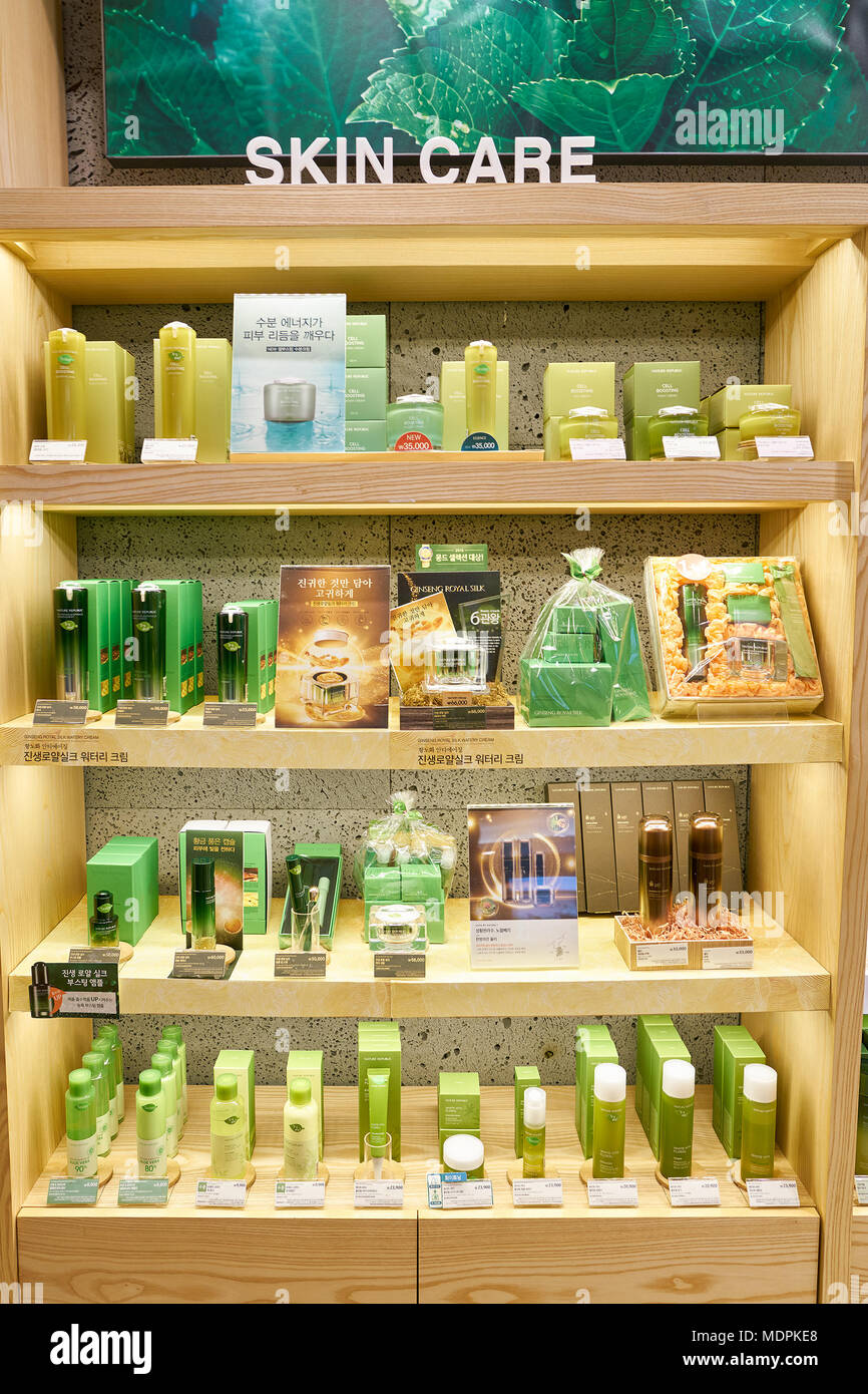 BUSAN, COREA DEL SUD - 28 Maggio 2017: prodotti cosmetici sedersi sul display per la vendita alla Repubblica natura shop a Lotte Department Store di Busan. Foto Stock
