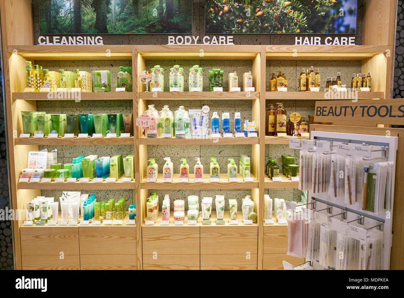 BUSAN, COREA DEL SUD - 28 Maggio 2017: prodotti cosmetici sedersi sul display per la vendita alla Repubblica natura shop a Lotte Department Store di Busan. Foto Stock