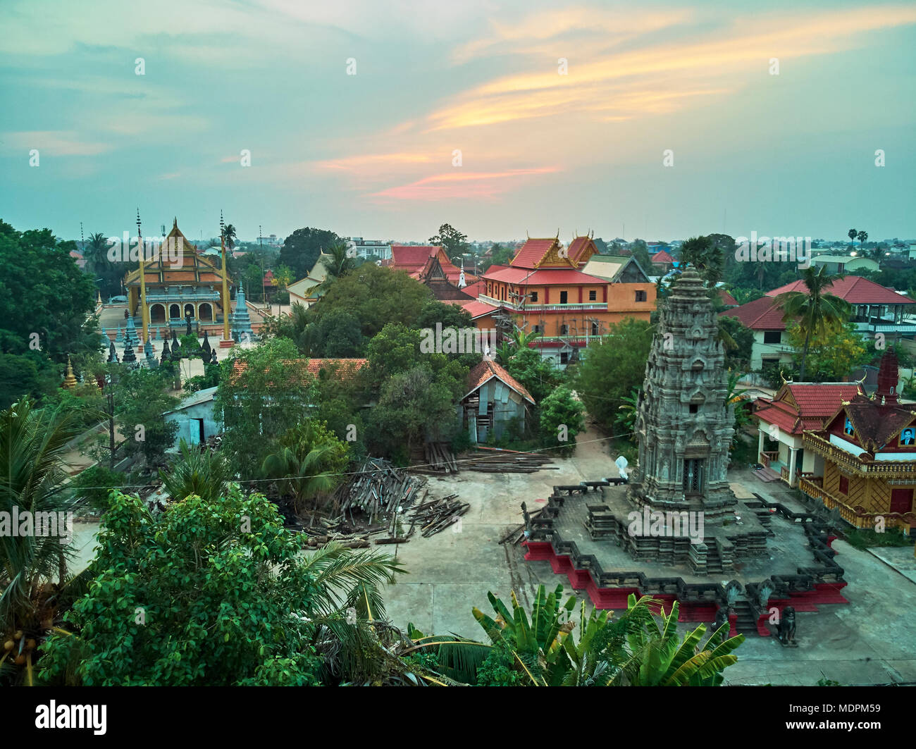 Antenna vista drone di tipo "topdown" Eagle Eye di un tradizionale tempio pagoda cimitero in Siem Reap Cambogia asia Foto Stock