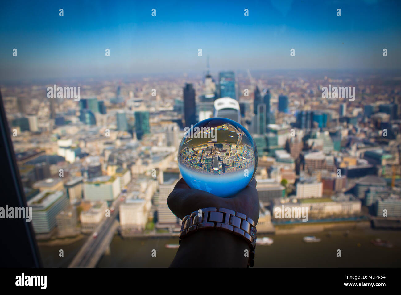 Il sorgere del sole sulle splendide attrazioni di Londra. Vista del coccio e London Bridge. Sensazionale in estate. Foto Stock