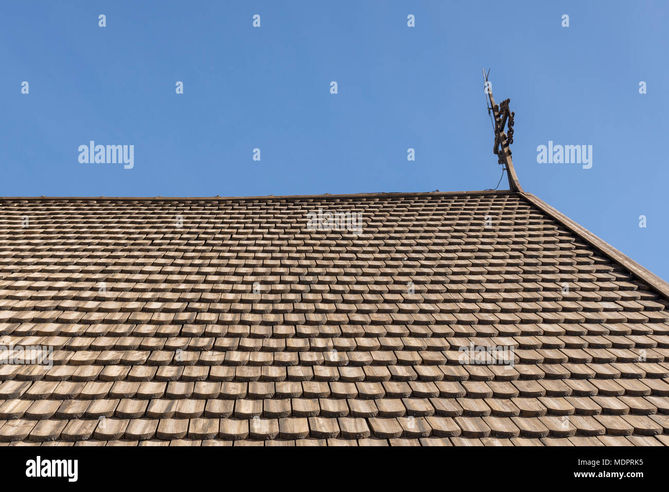 Chiusura del vecchio tetto con un tipo di pannello in legno, dischi di legno trattati con catrame e montato come fisch scala, immagine dal nord della Svezia. Foto Stock