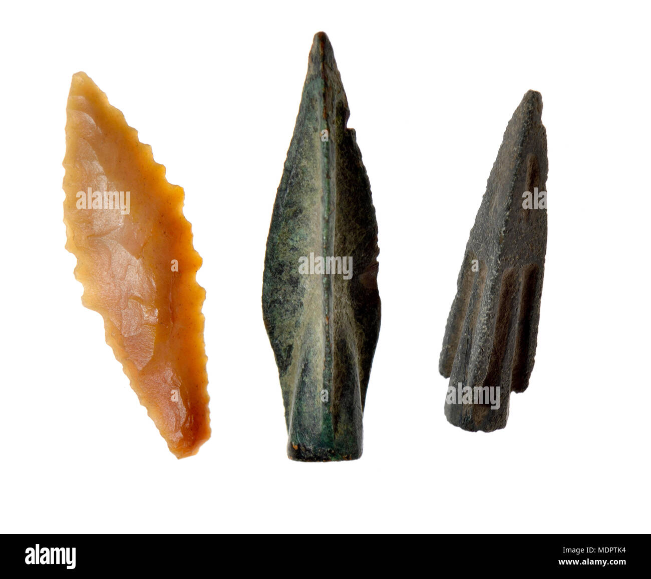 Arrowhead sviluppo. Neolitico (a sinistra - la pietra focaia), antico romano (centro -In bronzo) e Scita (destra - bronzo, c600-300BC) Foto Stock