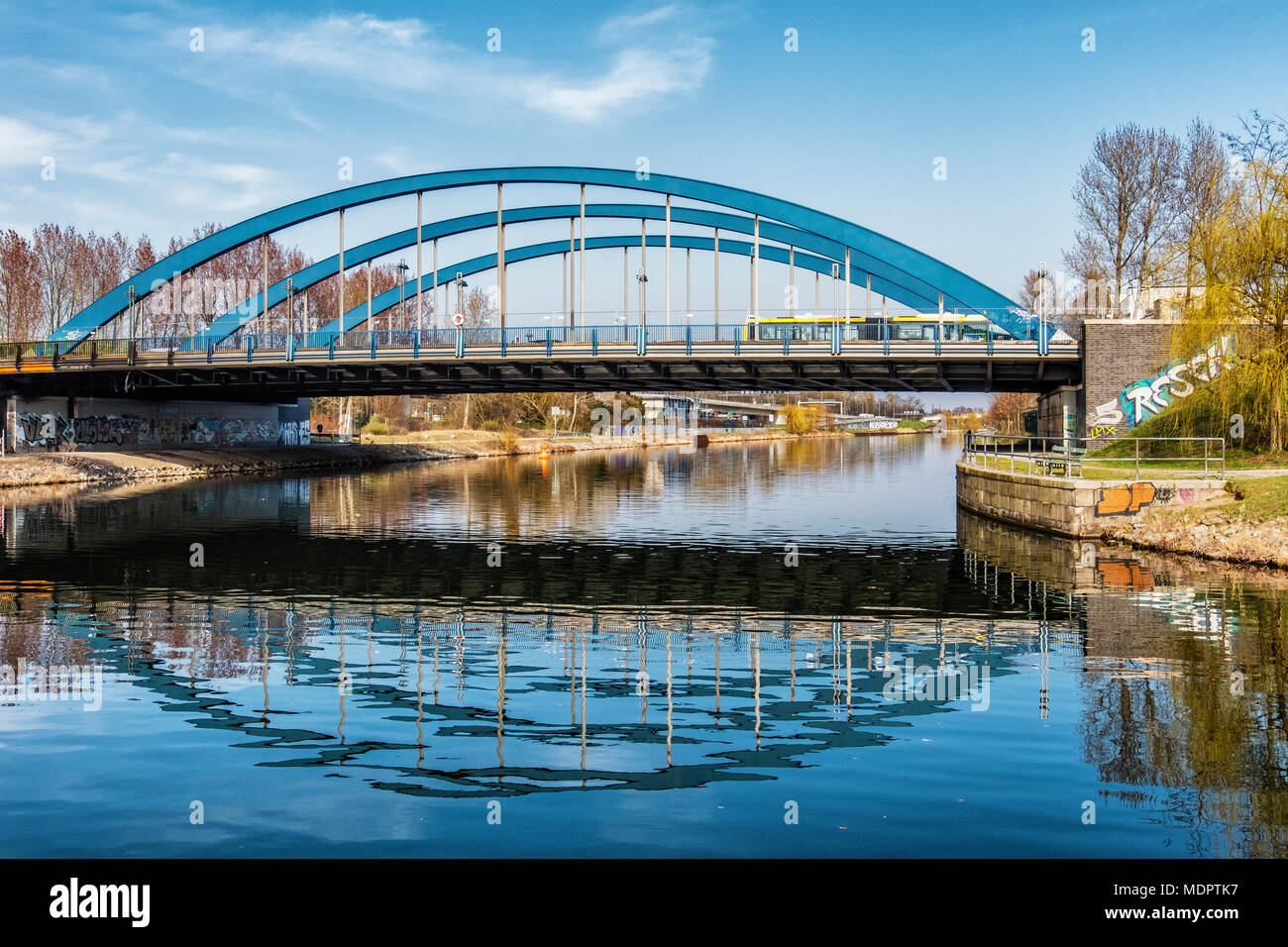 Berlin Charlottenburg-Wilmersdorf. Mörschbrücke. acciaio legato-arch ponte stradale sul Westhafen canal Foto Stock