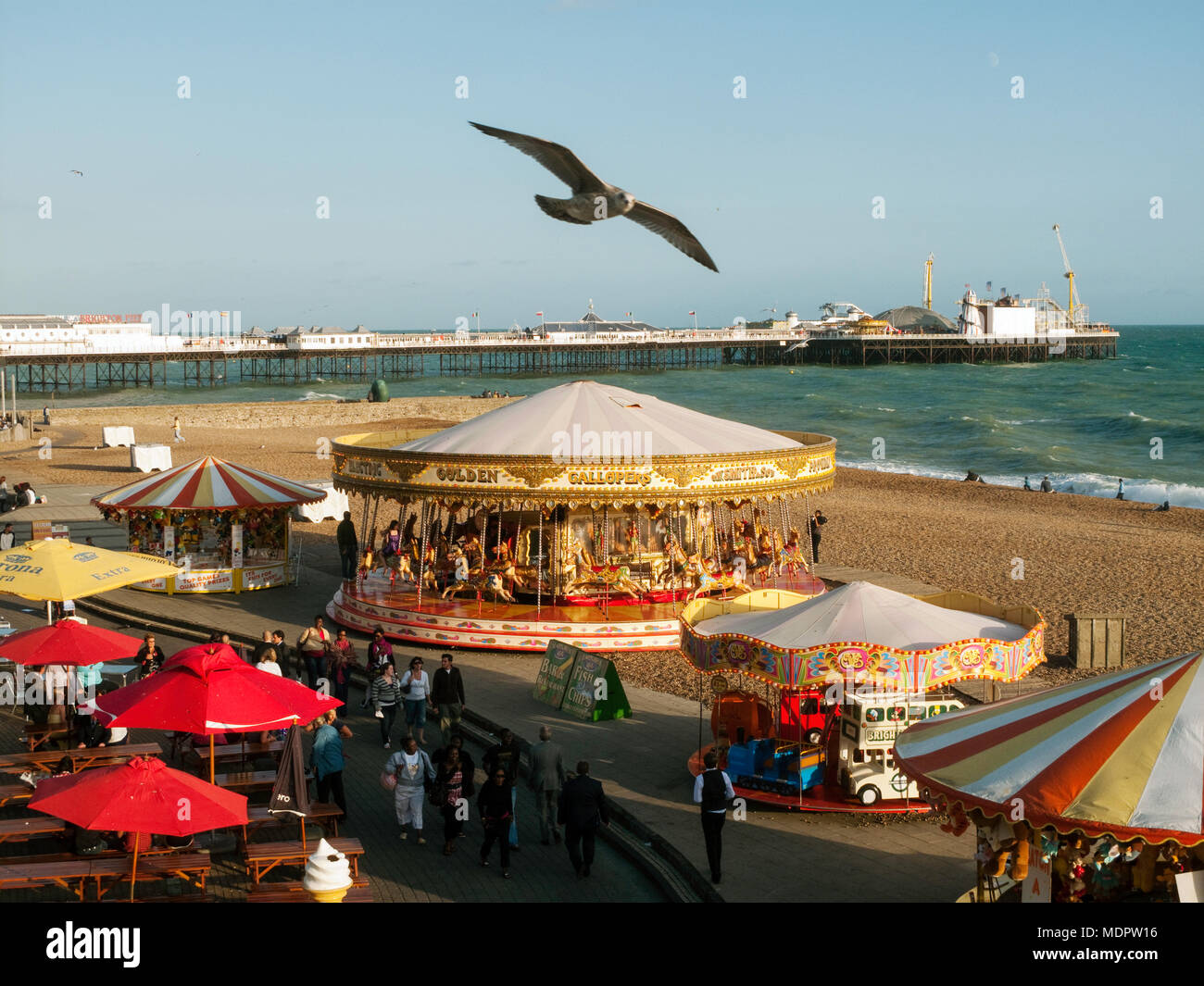 Brighton, Regno Unito; giostre tradizionali sul lungomare Foto Stock