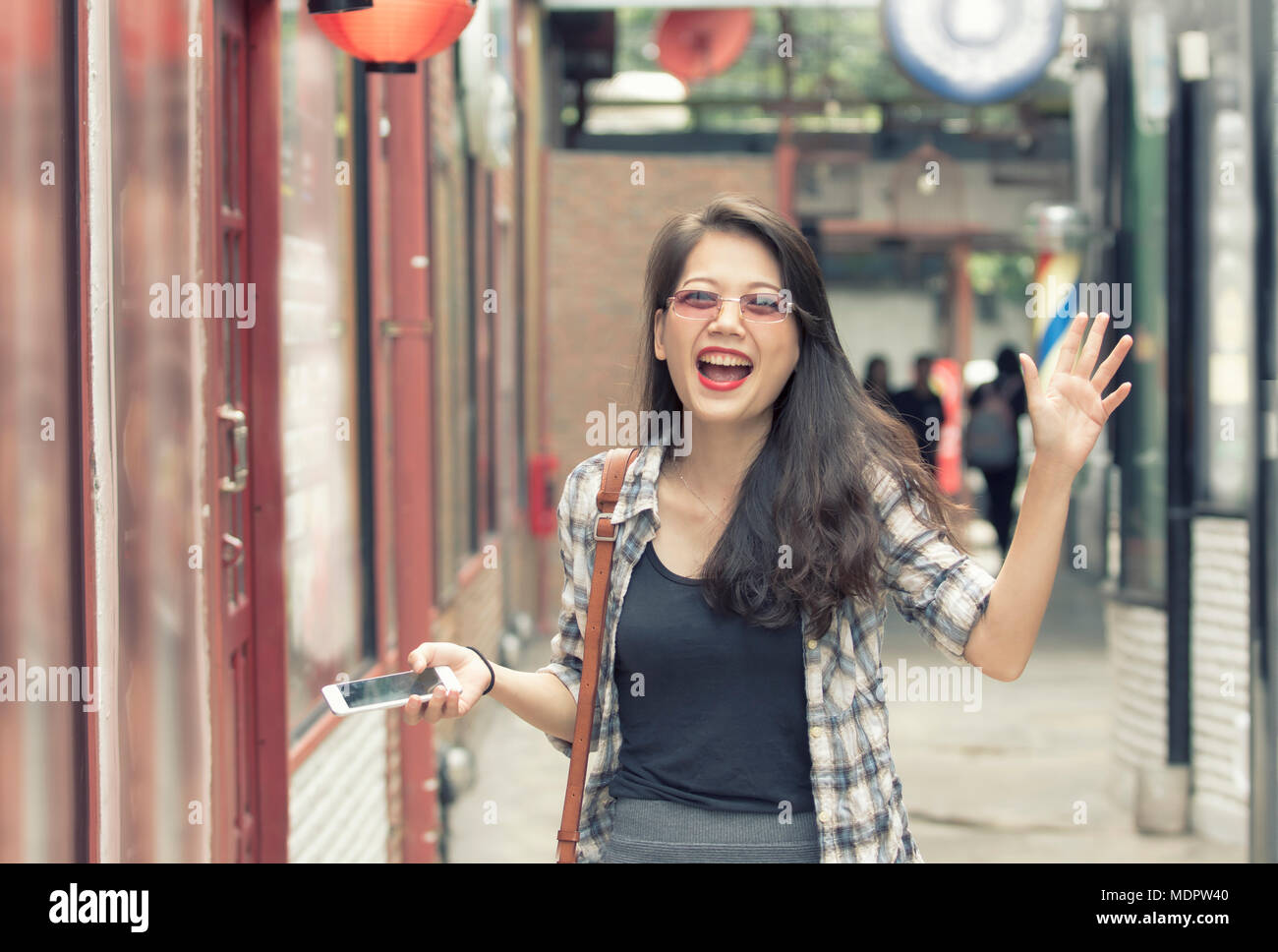 Asian giovane donna allegra camminando sulla zona commerciale di felicità emozione Foto Stock