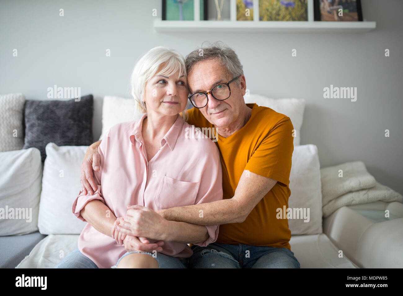 Ritratto di felice matrimonio senior abbracciando insieme sul lettino Foto Stock