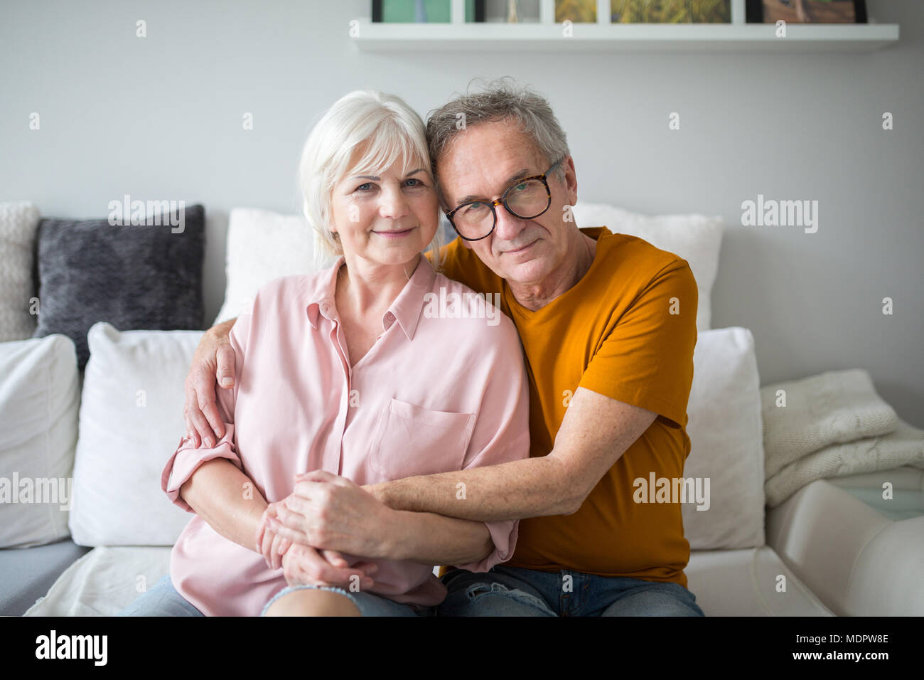 Ritratto di felice coppia senior abbracciando insieme sul lettino Foto Stock