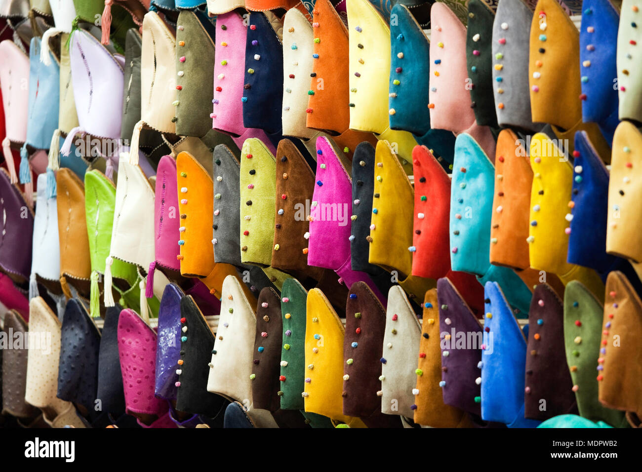 Babouches (pantofole marocchino) in vendita nella medina. Foto Stock
