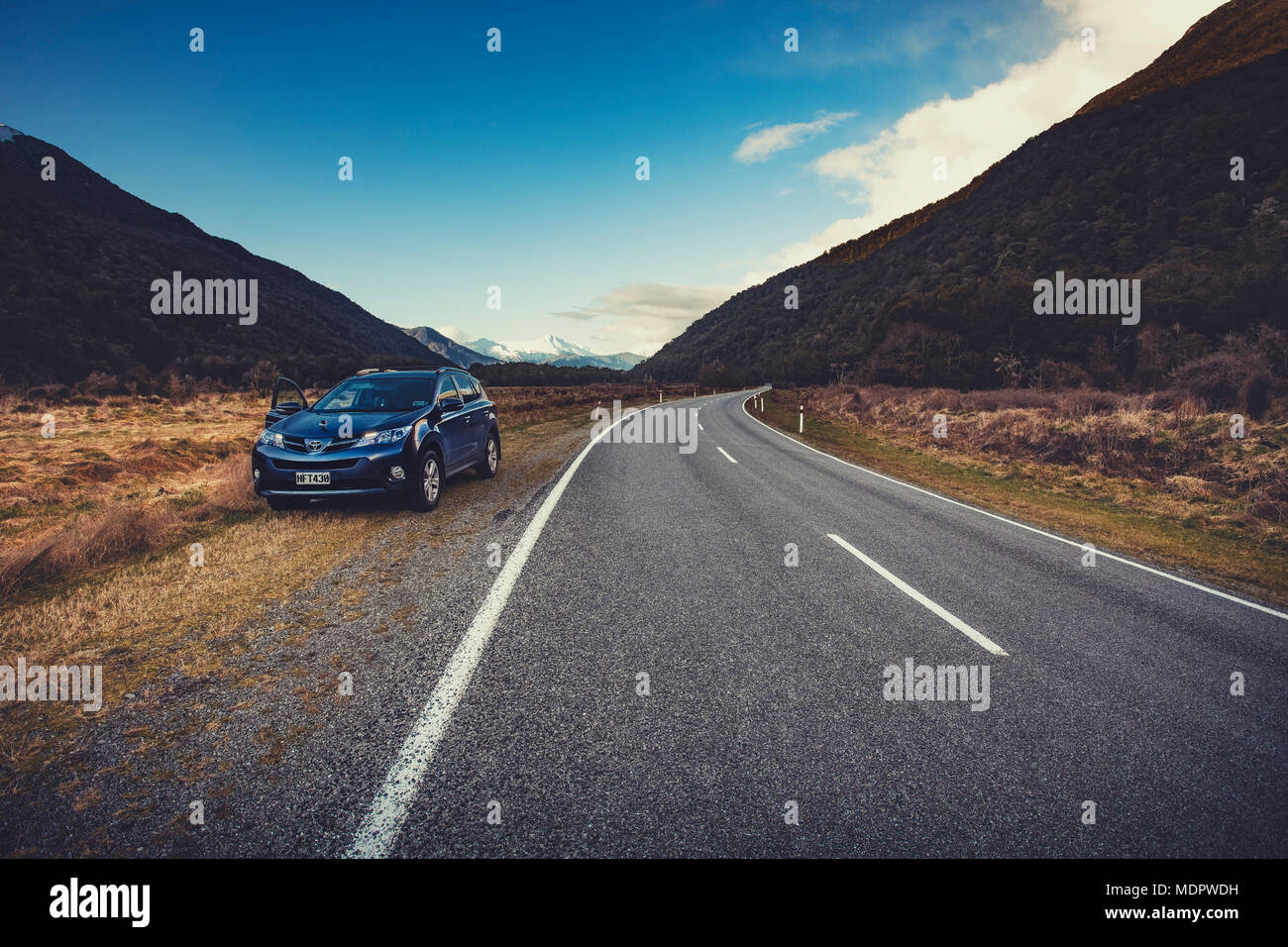 APPIRING PARCO NAZIONALE NUOVA ZELANDA - SEP4,2015:suv parcheggio auto accanto alla strada di campagna nel percorso di viaggio degli aspiranti parco nazionale della costa ovest di southl Foto Stock