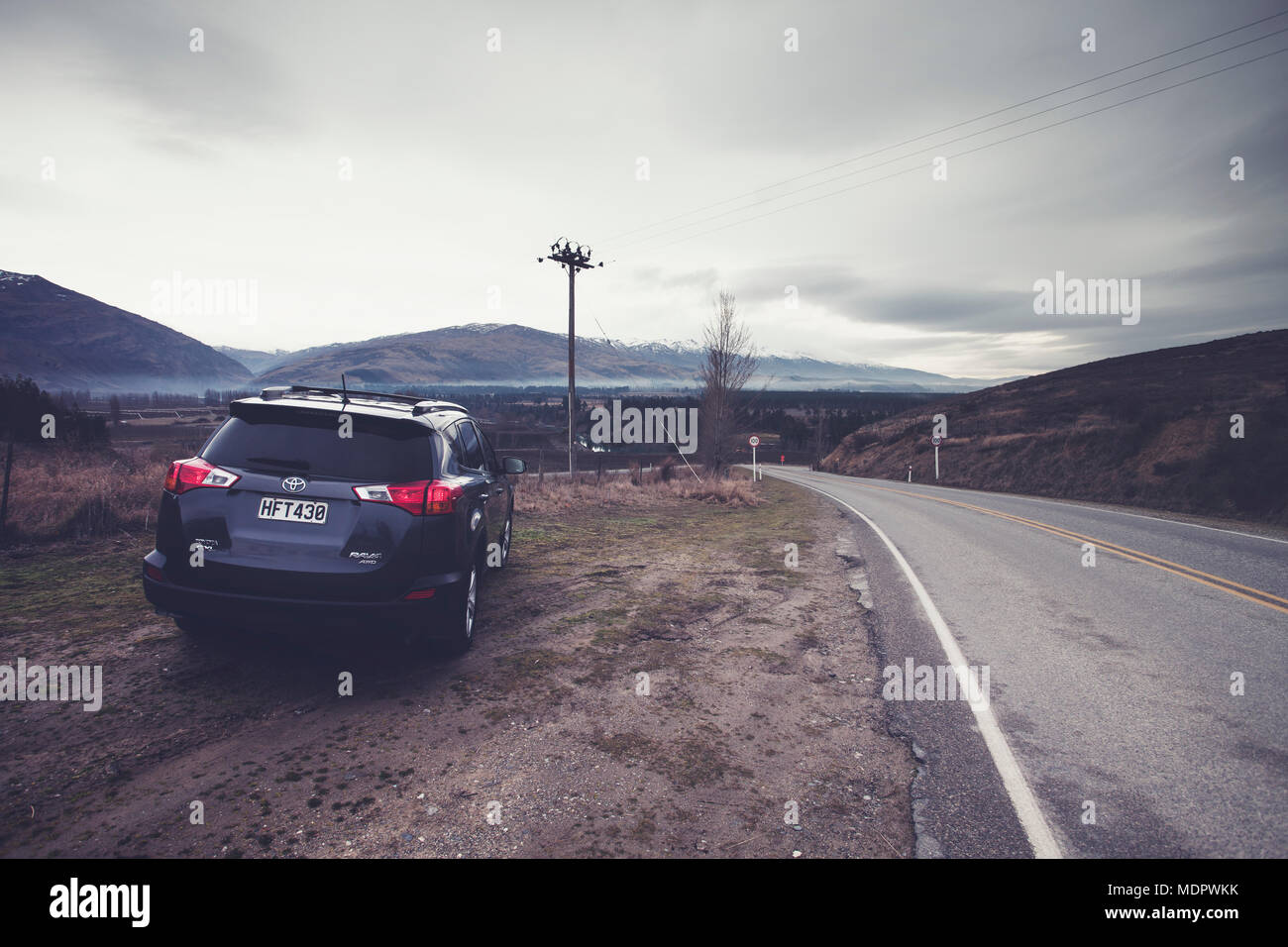 QUEENSTOWN NUOVA ZELANDA - agosto 29,2018: suv parcheggio auto accanto alla strada di campagna nel percorso di marcia di Queenstown importante cittadina southland di nuovo zea Foto Stock