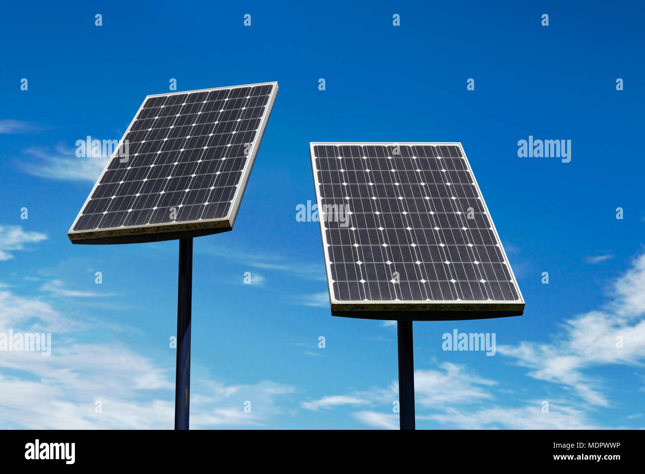 Piccoli pannelli solari contro un cielo blu Foto Stock