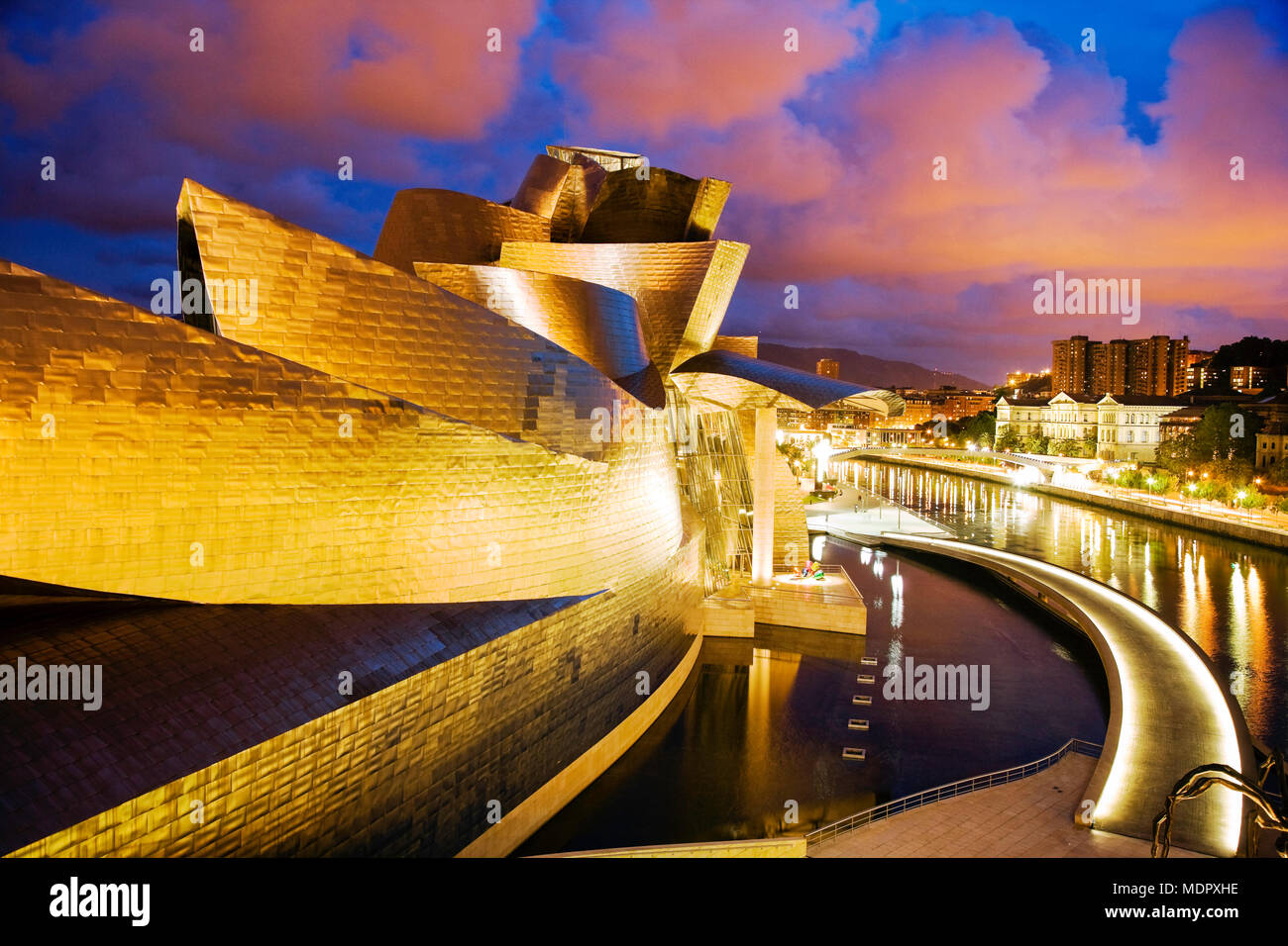 Bilbao, Spagna; Museo Guggenheim al crepuscolo Foto Stock
