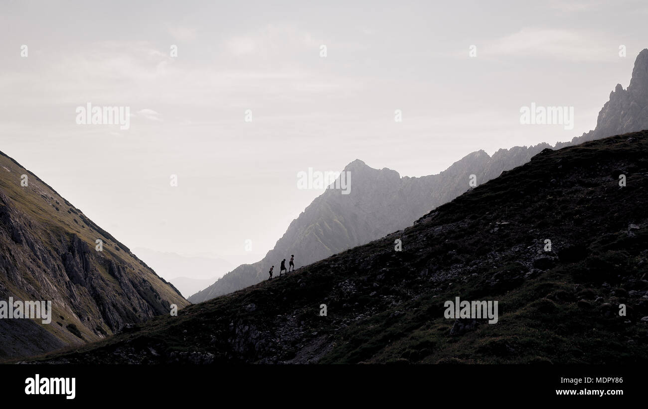 Gruppo di silhouette persone avvicinando il picco in alpenpark karwendel austria Foto Stock