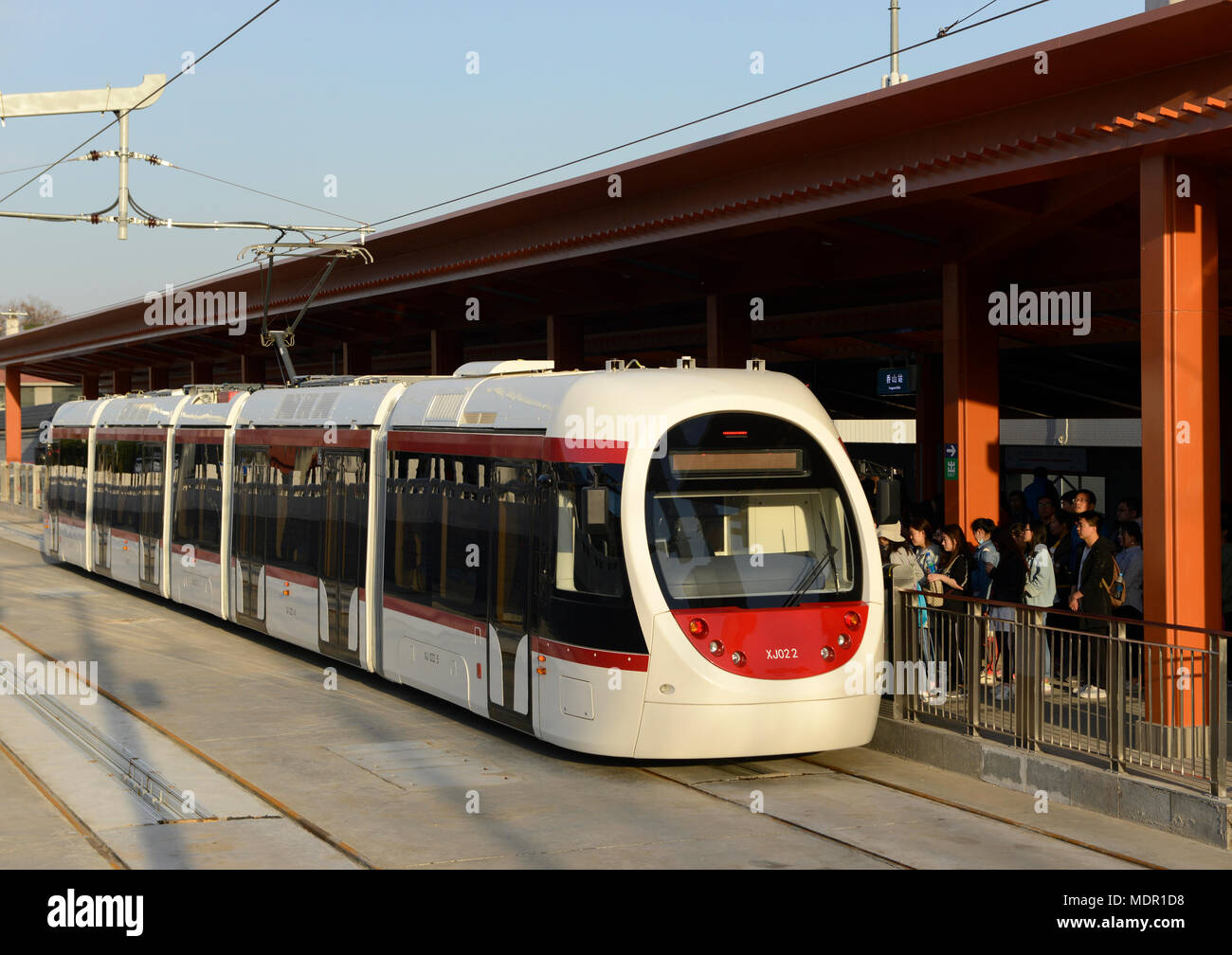 Una fermata del tram si avvicina Xiangshan stazione sulla linea Xijiao a Pechino in Cina. Il 8.8km lunga linea collegamenti alla rete della metropolitana della linea 10 alla stazione di Bagou. Foto Stock