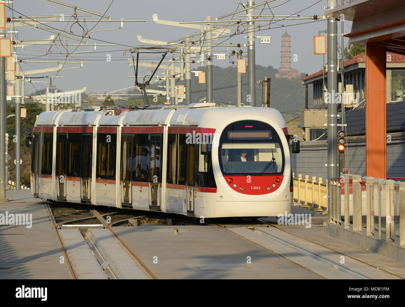 Una fermata del tram si avvicina Xiangshan stazione sulla linea Xijiao a Pechino in Cina. Il 8.8km lunga linea collegamenti alla rete della metropolitana della linea 10 alla stazione di Bagou. Foto Stock