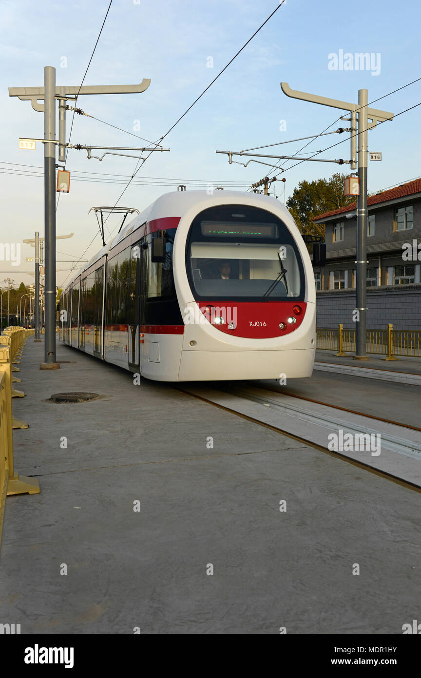 Una fermata del tram si avvicina Xiangshan stazione sulla linea Xijiao a Pechino in Cina. Il 8.8km lunga linea collegamenti alla rete della metropolitana della linea 10 alla stazione di Bagou. Foto Stock