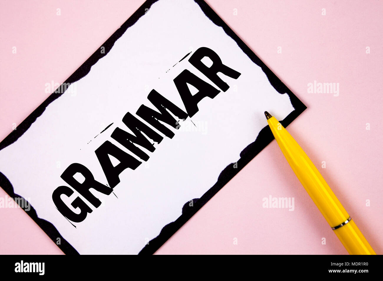 Testo della scrittura grammatica. Concetto di sistema di significato e la struttura di una lingua corretta corretta scrittura delle regole scritto White nota adesiva carta liscia rosa b Foto Stock