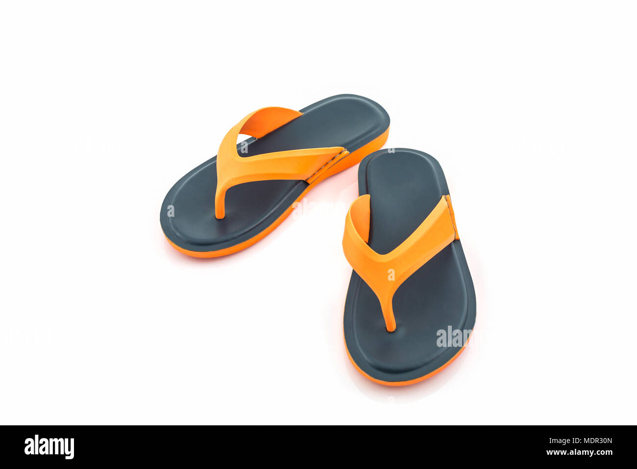 Colorato di sandali scarpe. Arancione e nero flip flop su sfondo bianco. Foto Stock