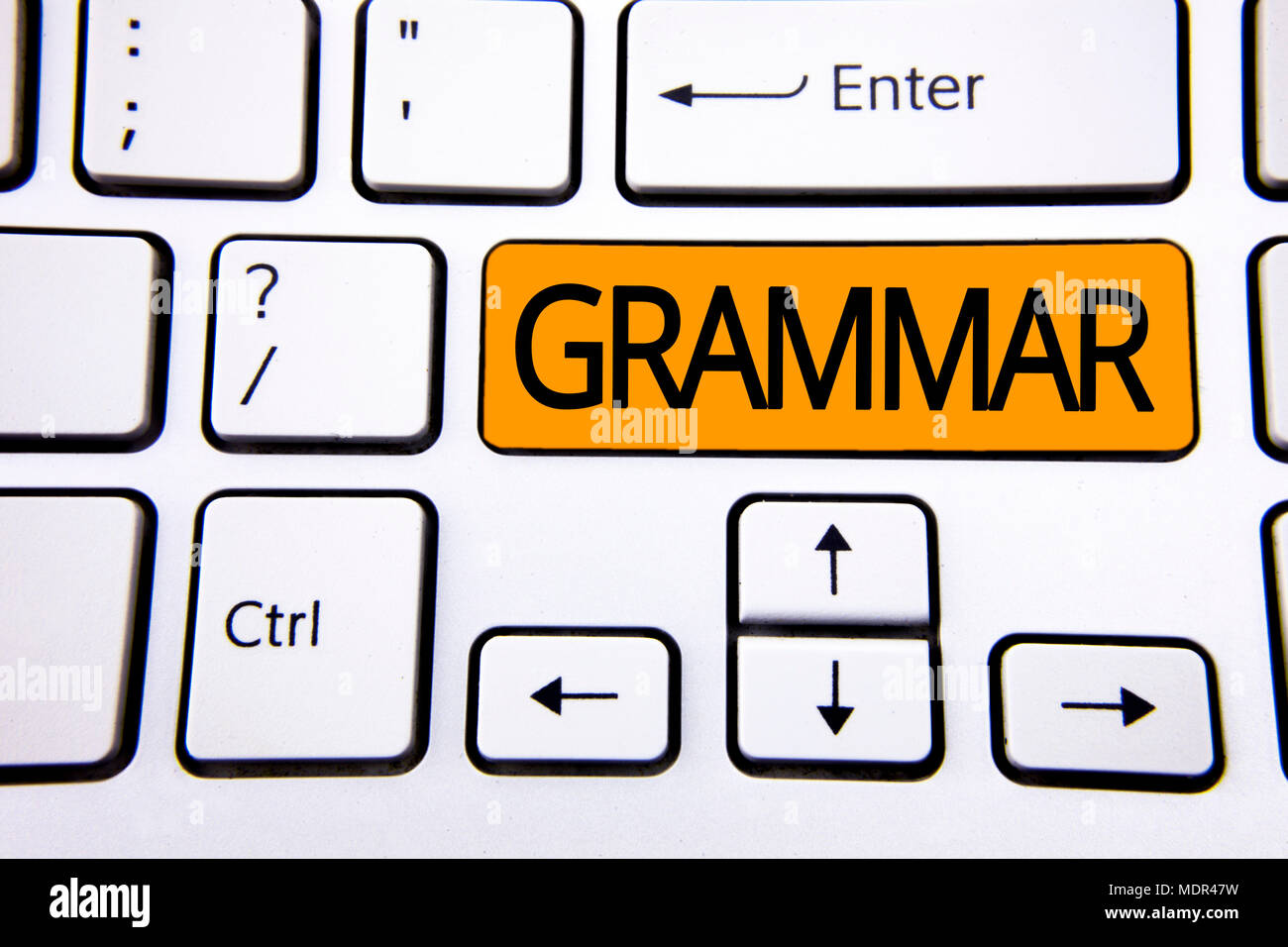 Segno di testo che mostra la grammatica. Foto concettuale il sistema e la struttura di una lingua corretta scrittura corretta regole scritte tasto arancione pulsante Tastiera bianco w Foto Stock