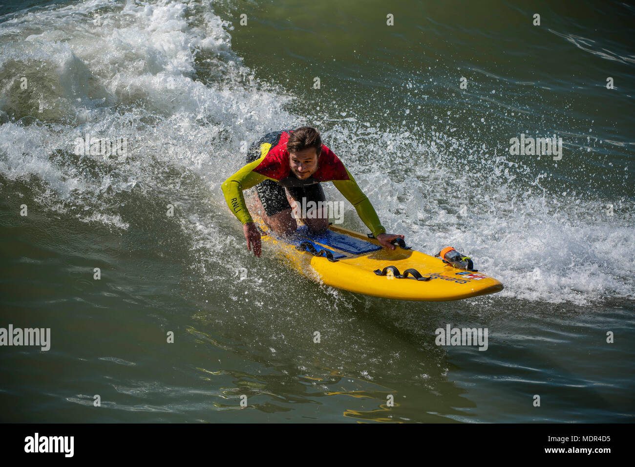 19.04.18. BOURNEMOUTH meteo. Un bagnino RNLI surf rescue board accanto al molo di Bournemouth come temperature salire sulla costa meridionale del Regno Unito. Foto Stock