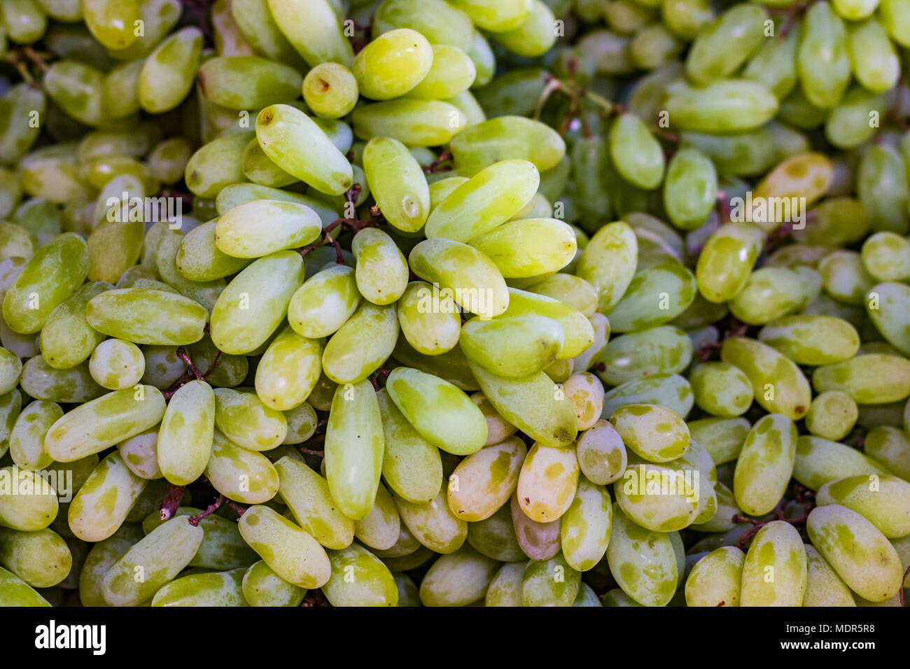 Pila di uve in vegetali retail super mercato per la vendita Foto Stock